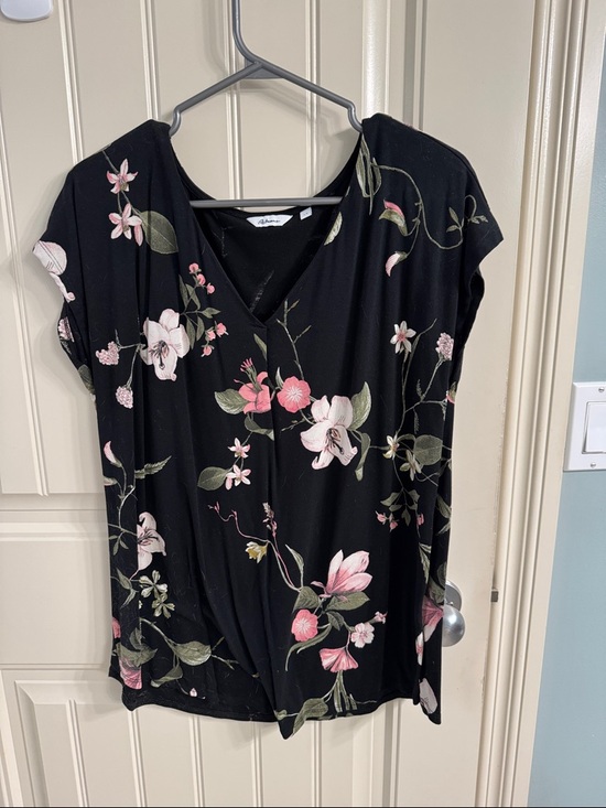 Reitmans Tops - Reitmans Black Floral V-Neck Short Sleeve Top